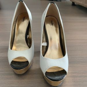 Mossimo black & white heels with gold bottoms